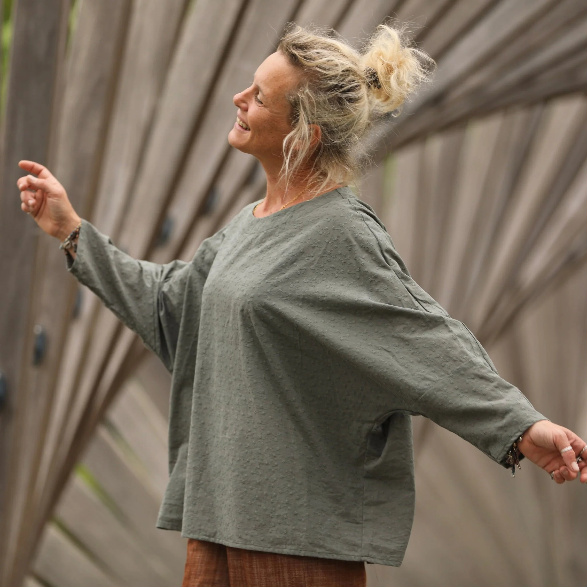 Blouse Naomie - broderie fleurie kaki - Image 5