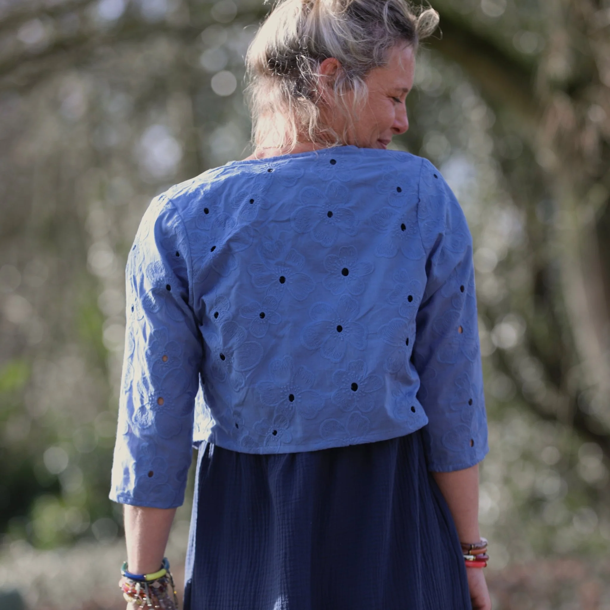 Boléro Ange - coton brodé ajouré bleu lavande - Image 4