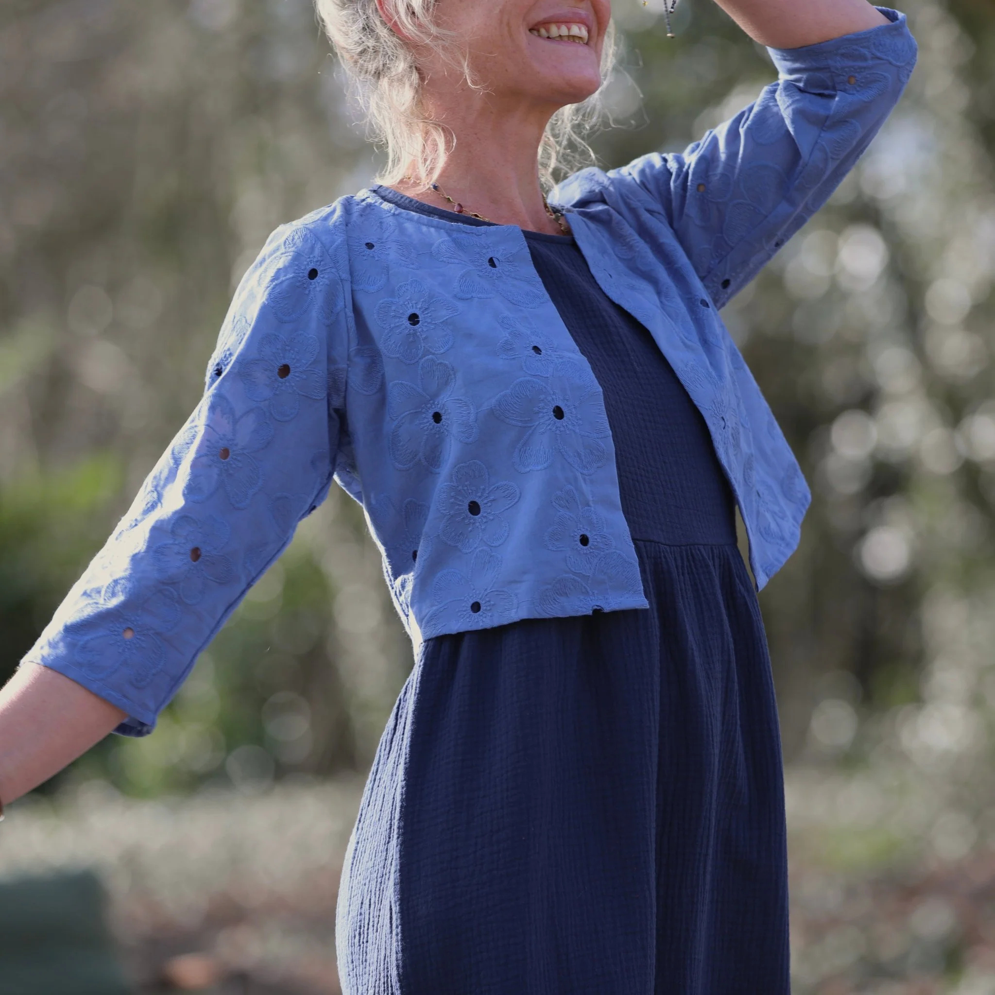 Boléro Ange - coton brodé ajouré bleu lavande - Image 5