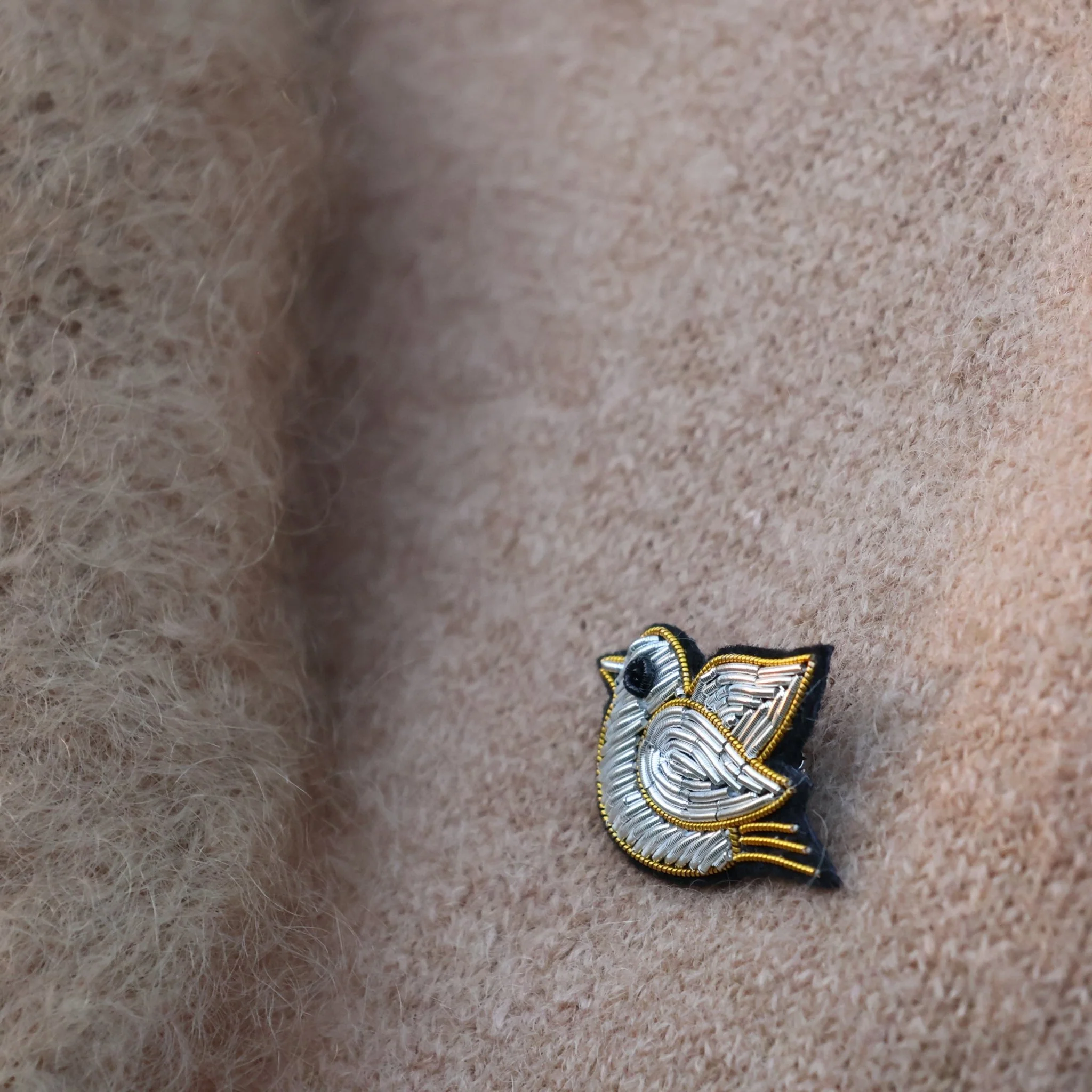 Broche brodée moineau