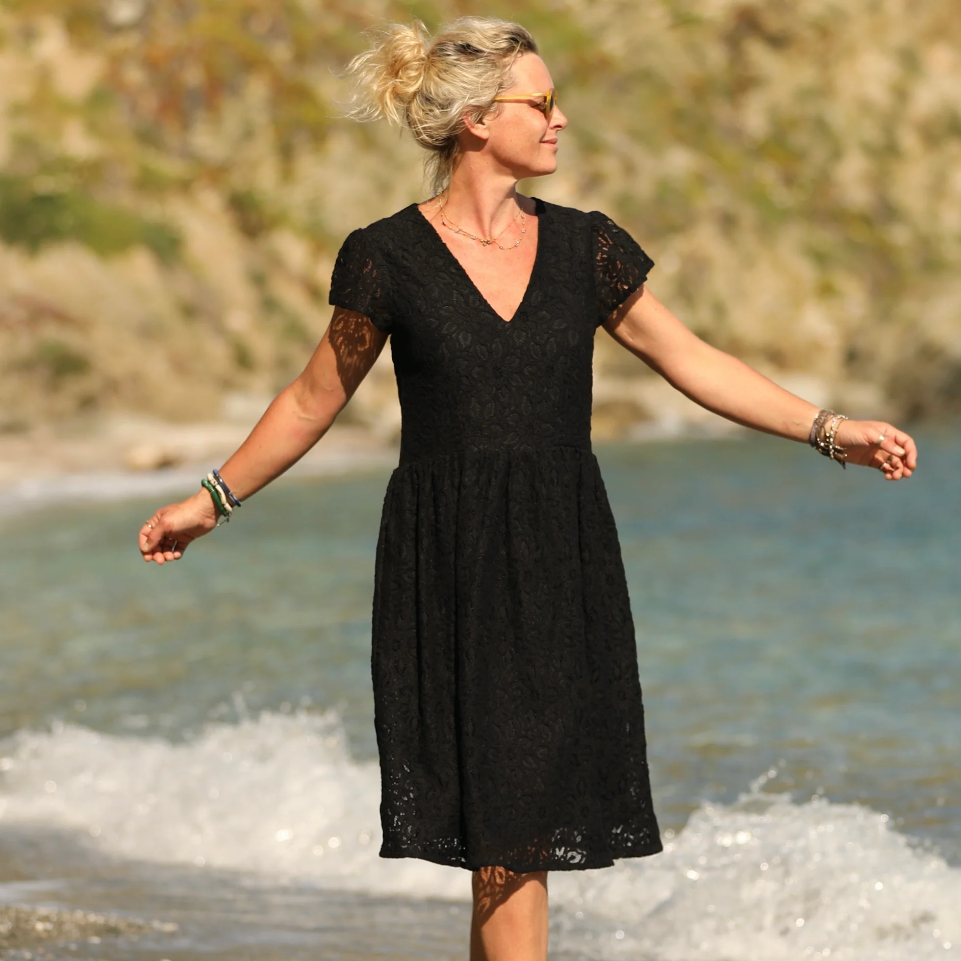 Robe Anastasia midi broderie noire - Image 12